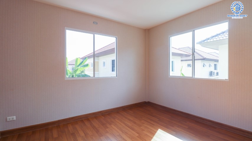 *****บ้านเดี่ยวมือสองย่านปทุมธานี ม.ชวนชื่นกรีนบาวด์ กรุงเทพ-ปทุมธานี บ้านสวยพร้อมเข้าอยู่ ภายในโครงการสภาพแวดล้อมดีมาก ใกล้สนามกอล์ฟ เนื้อที่ 56.2 ตร.ว. ฟังก์ชัน 3 ห้องนอน 3 ห้องน้ำ 2 ที่จอด บนทำเลเดินทางสะดวก เชื่อมต่อถนนหลายเส้นทาง ใกล้จุดขึ้นทางด่วน "อุดรรัถยา"